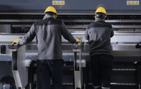 Installatie en training aan machines voor metaalbewerking en houtbewerking