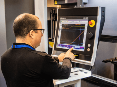 Make-It Installatie & training Training en uitleg bij een CNC machine in de werkplaats